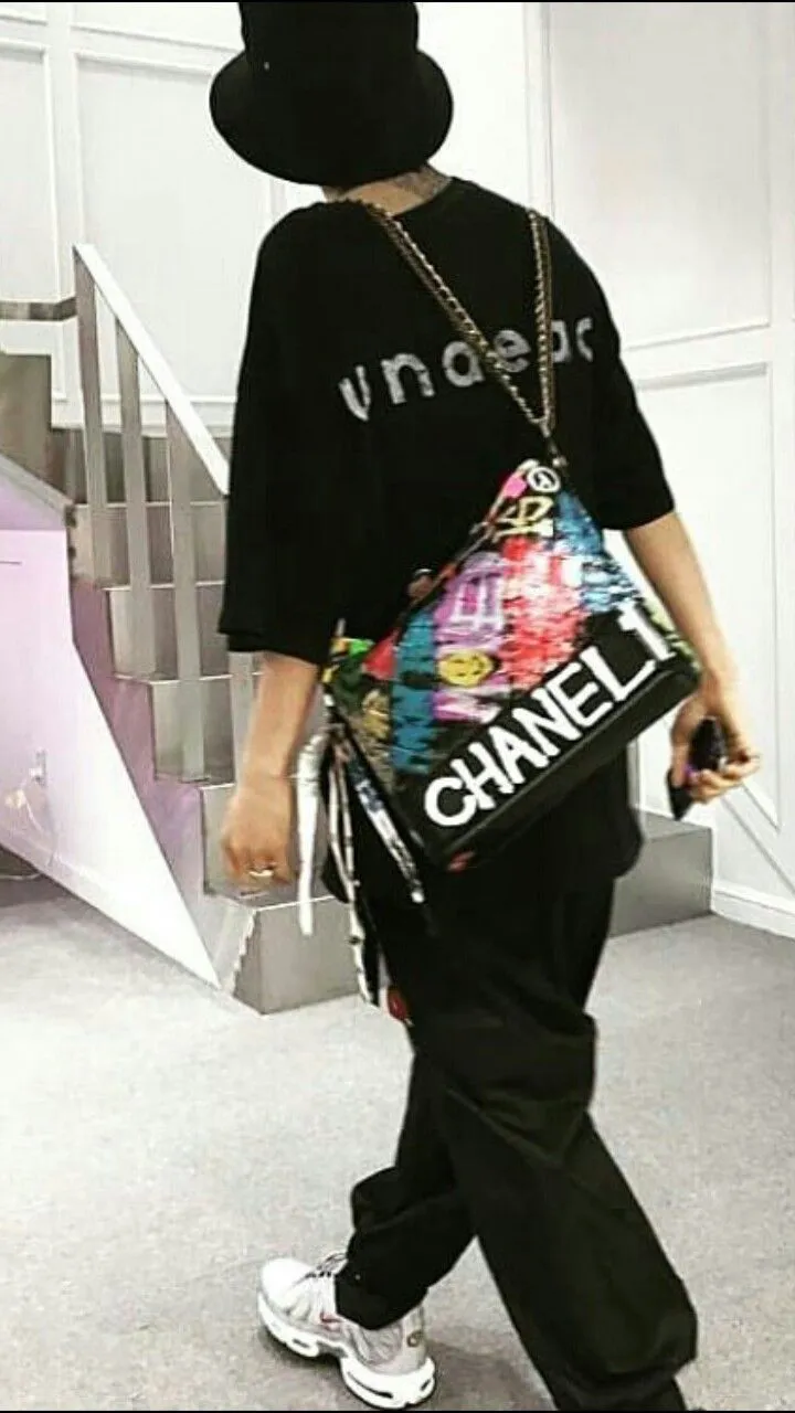 패션 화보 느낌의 가방 디테일 클로즈업
