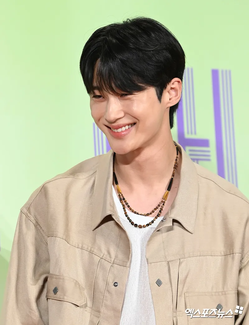 변우석 프로필 나이 작품과 근황 한눈에 6 패션 행사장에서 포즈를 취하는 남자 배우