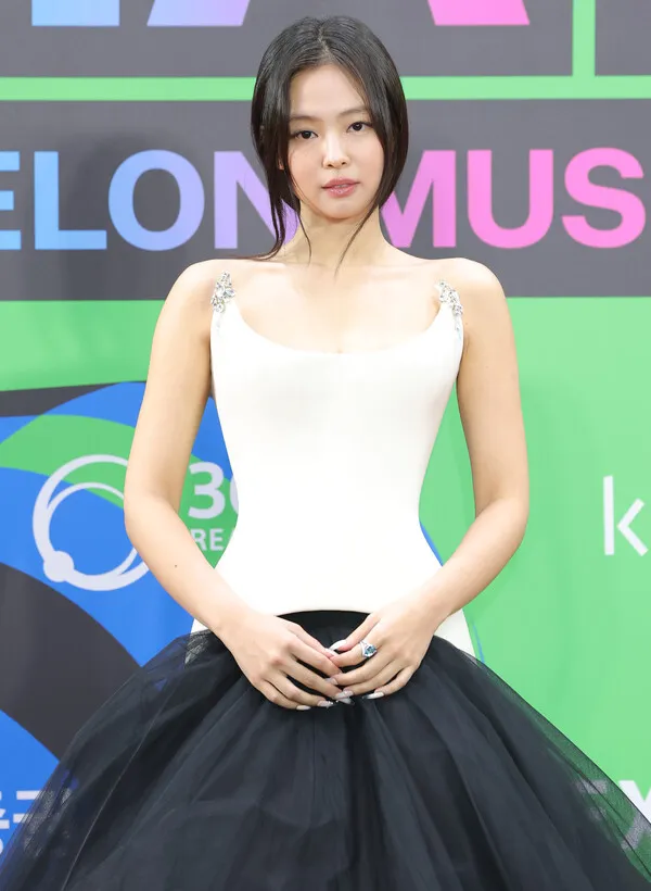 패션 행사에서 반응이 엇갈리는 분위기