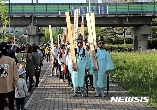 축제 지도와 동선을 계획하는 모습