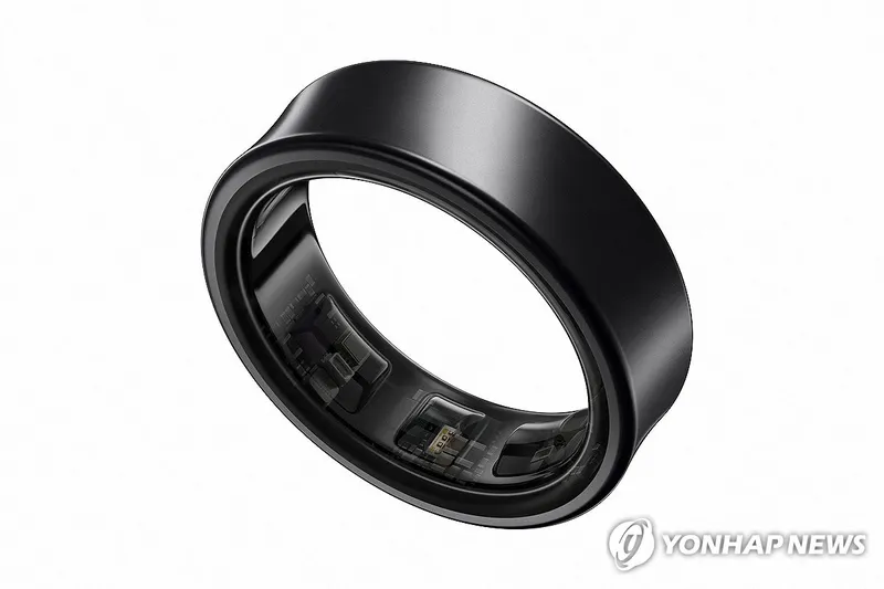 손가락 둘레를 정밀하게 재는 장면