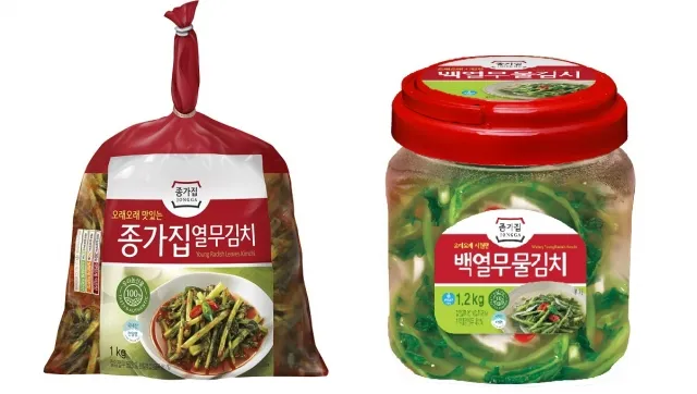 열무김치레시피 아삭하게 담그는 법과 실패 없는 비율 3 싱싱한 열무와 손질 재료가 놓인 주방