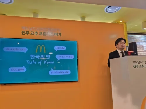 감자튀김을 와사비 소스에 찍는 장면