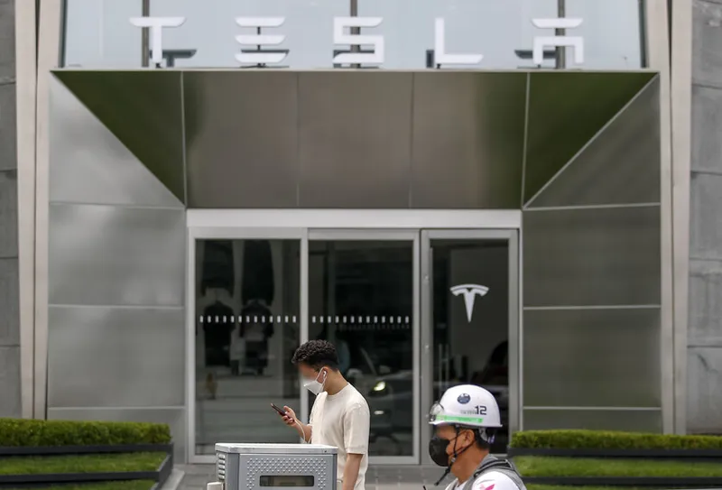 미래 전기차와 기술 성장 이미지를 떠올리게 하는 이미지