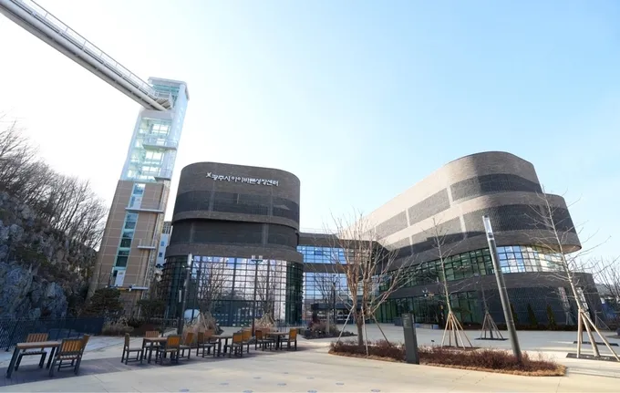 경기광주 중앙공원 산책 코스와 주차 팁 6 나무 사이로 빛이 드는 공원 풍경