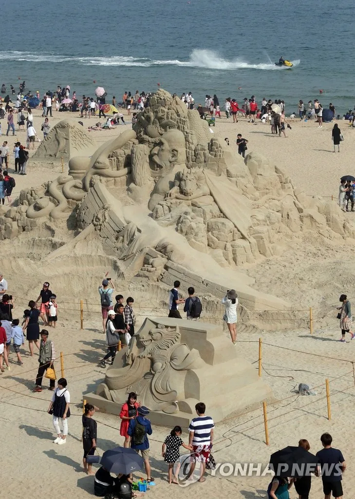 해운대 모래축제 가는 법과 볼거리 추천 6 해질 무렵 해변에 모인 관람객 풍경