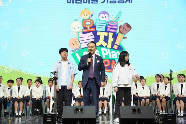 행사 끝나고 만족스럽게 돌아가는 가족