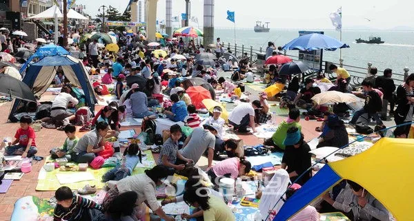어린이날 행사 뒤 만족스러운 가족 나들이 분위기