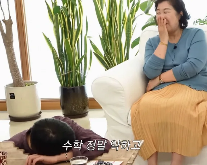 조용한 거리에서 여유를 느끼는 장면