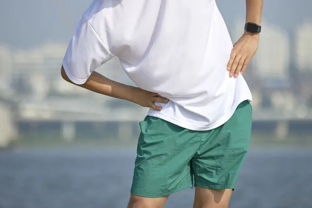 집에서 통증 상태를 확인하는 장면