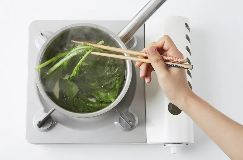 열무김치레시피 아삭하게 담그는 법과 실패 없는 비율 7 열무김치를 맛보는 숟가락과 반찬