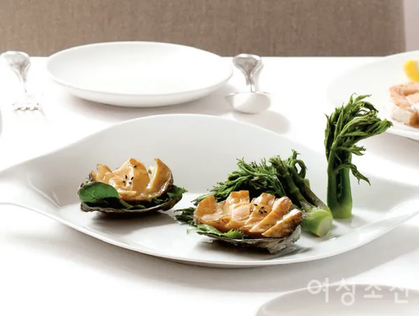 타이머를 보며 데치는 주방