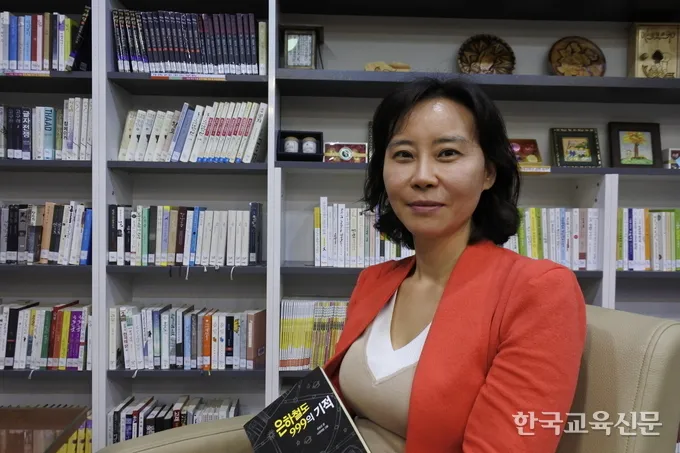 책장을 넘기는 손과 소설 분위기