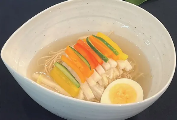 잔치국수 맛있게 끓이는 법 육수부터 고명까지 8 그릇에 면과 고명을 담고 육수를 붓는 장면
