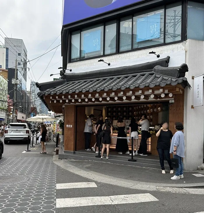 찹쌀떡을 반으로 갈랐을 때 속이 보이는 이미지