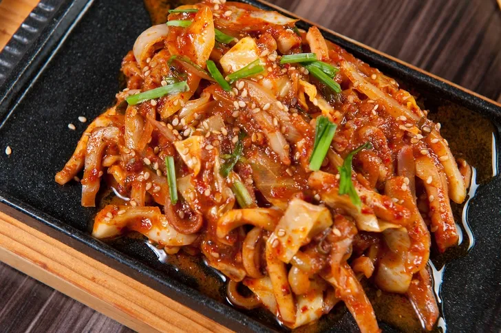 밥반찬으로 차린 오징어볶음 상차림