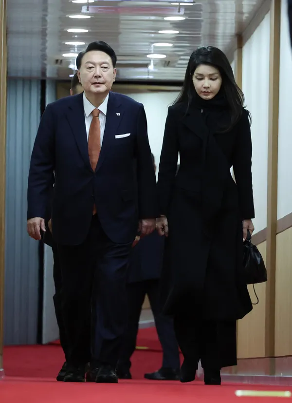 법률 문서와 책상이 놓인 정적인 장면