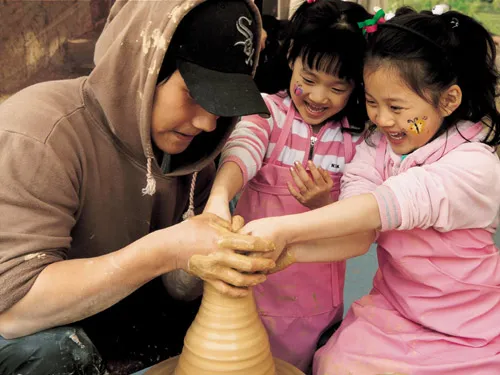 축제 먹거리와 간식이 놓인 풍경