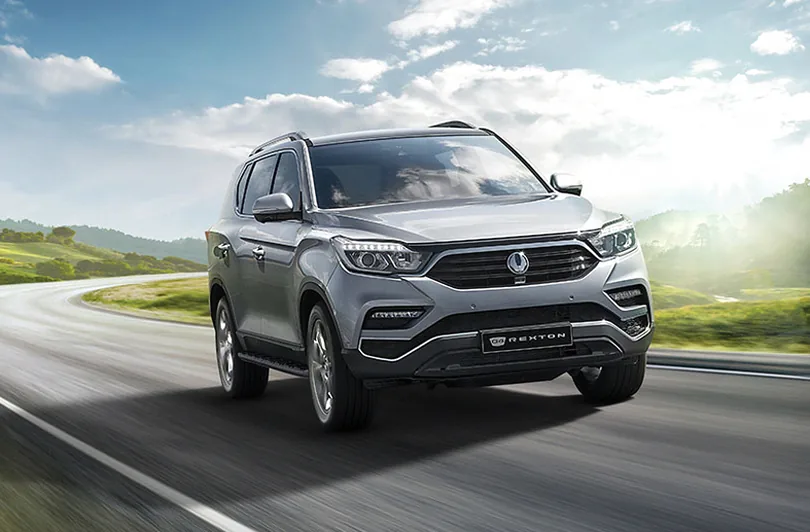 임영웅 200억 자산가 SUV 선택 이유와 차종 분석 3 고급 SUV가 주차된 도심 야경 분위기