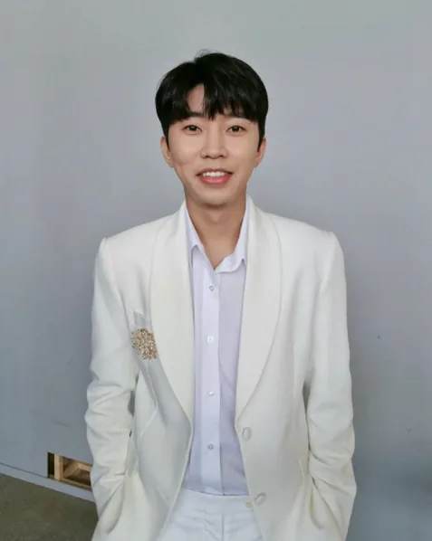 팬클럽 가입 공지판을 확인하는 모습