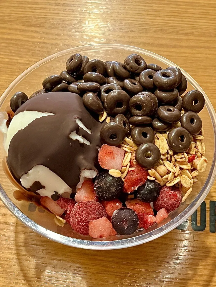 카페 테이블 위 말차 빙수와 커피