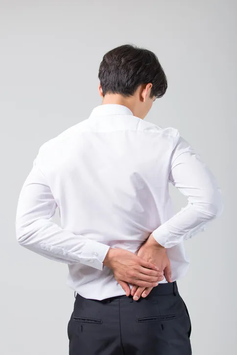 진료실에서 복부와 옆구리를 상담하는 장면