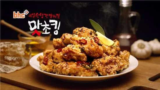 메뉴판과 가격을 비교하는 장면
