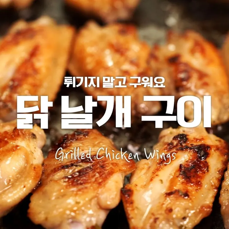 메뉴판과 가격을 비교하는 느낌의 장면