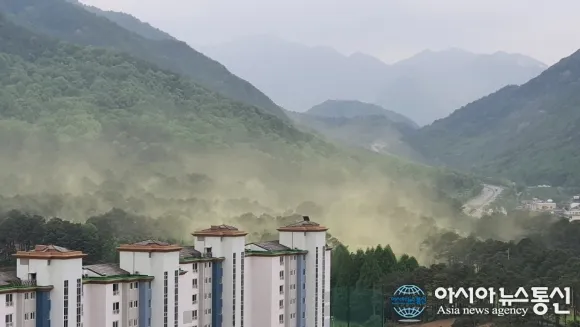 극세사 천으로 먼지 닦는 장면