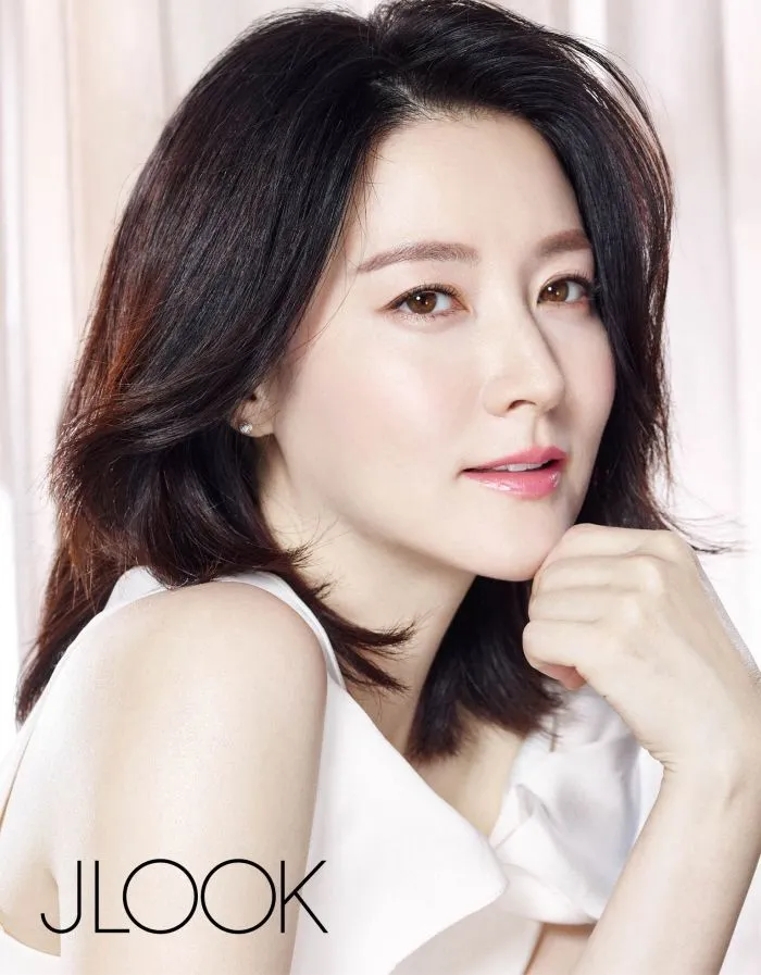 미니멀한 시계와 단정한 데일리 패션