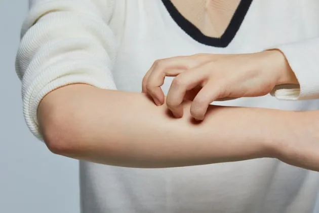 욕실에서 보습 루틴을 챙기는 장면