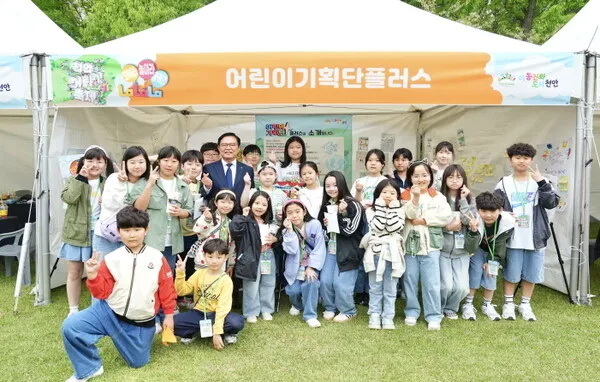 아침 일찍 공원에 도착한 가족 모습