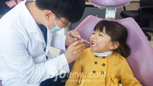 엄마와 아이가 진료실에 앉아 있는 장면
