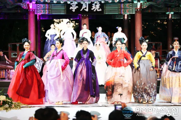 야간 조명과 축제 무대