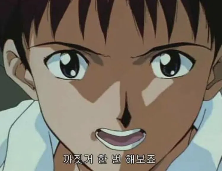 휴대폰으로 릴스를 넘기는 장면