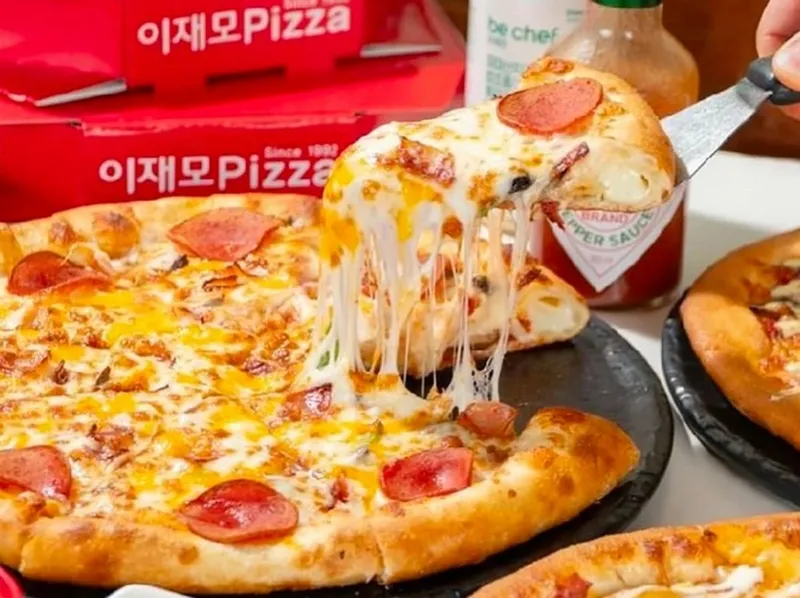 가족 외식 분위기의 피자집
