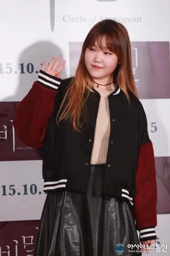 악동뮤지션 수현 체크 스커트 코디 예쁜 착장 포인트 5 체크 스커트와 잘 맞는 심플 상의 조합