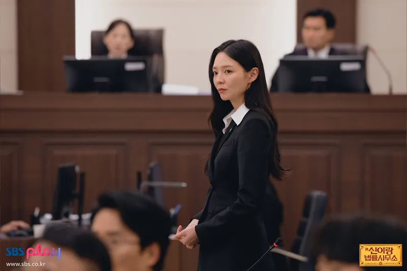 회의실에서 힘없이 앉아 있는 인물의 분위기 이미지