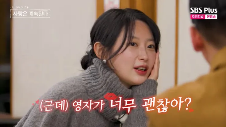 휴대폰을 보며 헷갈려하는 사람