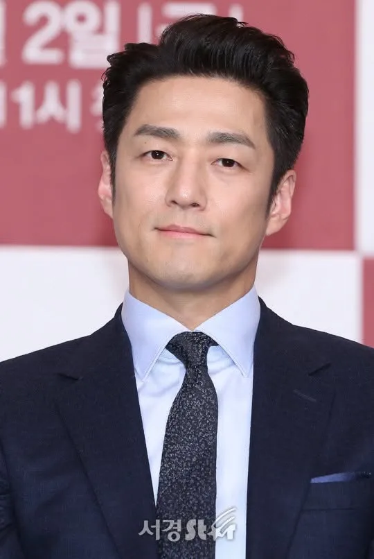 휴대폰으로 조용히 기사를 읽는 손