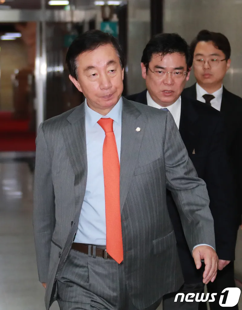 국민투표와 헌법 개정을 상징하는 투표 장면