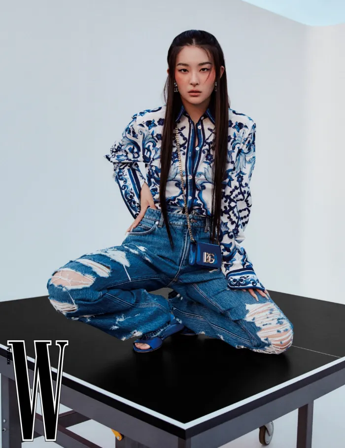 조명 아래 선명하게 보이는 허리 라인