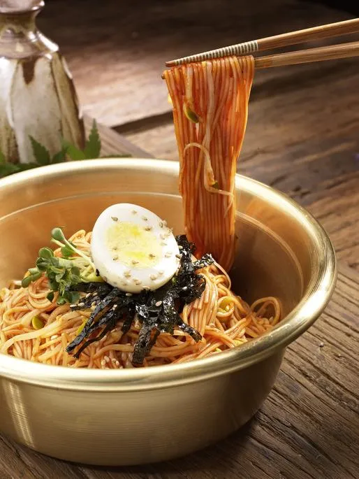 비빔국수 양념장 황금비율과 실패 없는 비법 정리 6 비빔국수 양념장 맛을 보는 숟가락