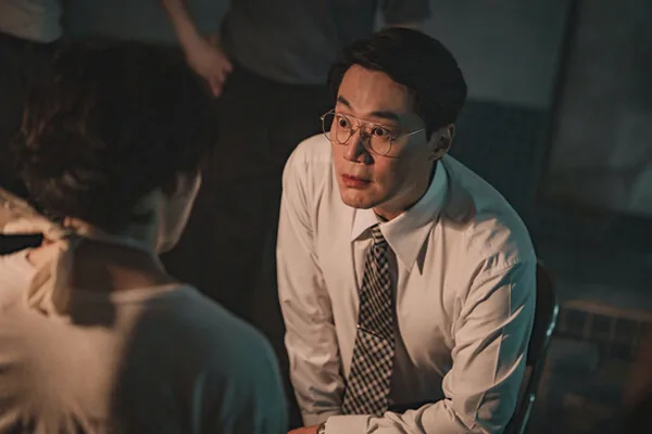 허수아비 기범 죽음과 이기환 진범 반전 포인트 7 차분한 얼굴의 범인 이미지