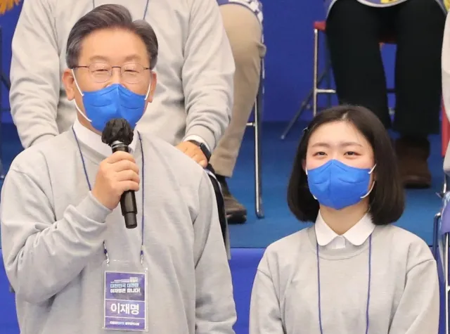 학교 복도에서 오가는 학생들의 일상 분위기