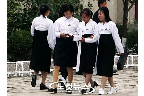 교복 이미지와 낯선 조합 느낌
