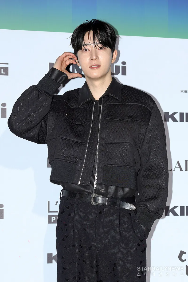 비슷한 이름과 사진이 섞인 결과를 고르는 장면