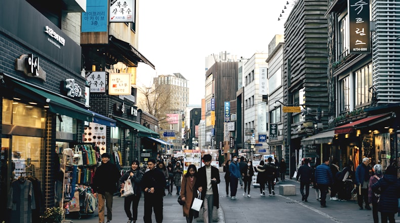 마라톤 전 러닝화와 복장을 미리 준비하는 모습