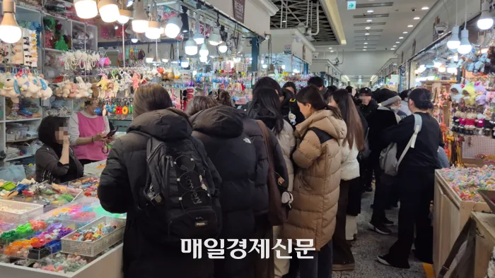 부자재 품목 비교하는 모습