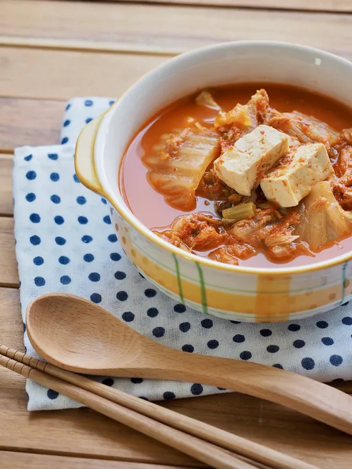 냄비에서 보글보글 끓는 김치찌개